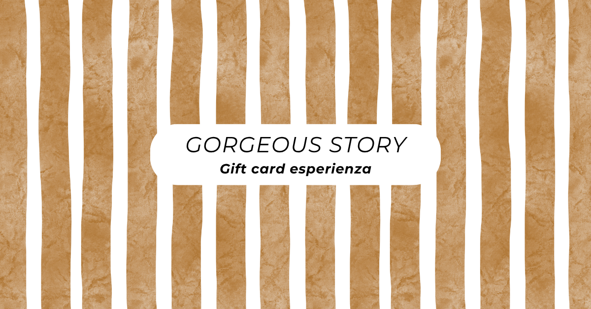 Gift card Gorgeous Story: strisce verticali cammello e bianche con la scritta Gorgeous