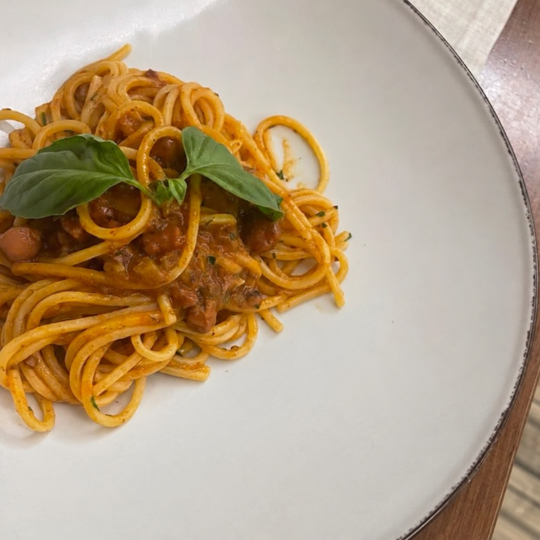 Un piatto di spaghetti della cucina romana servito da Gorgeous Bar & Bistrò